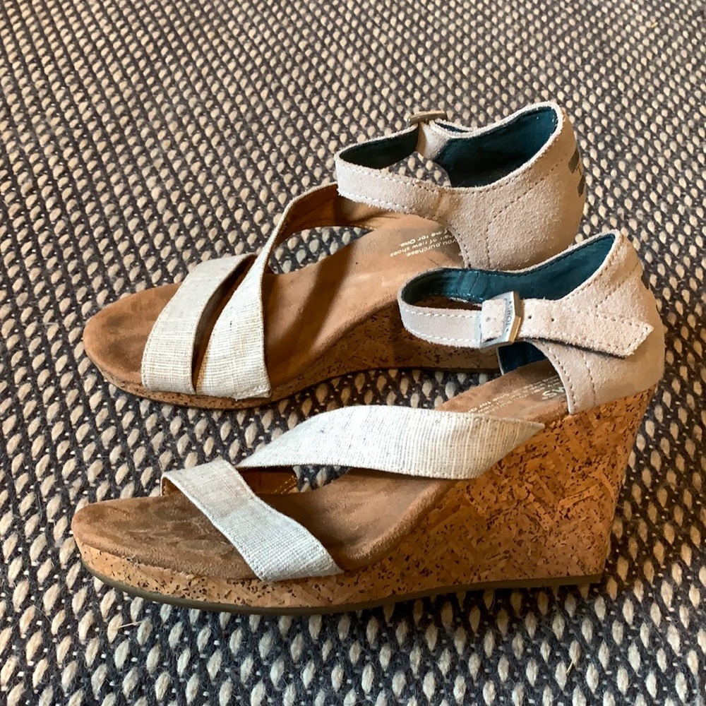 EUC Toms gray cork wedges and comfy